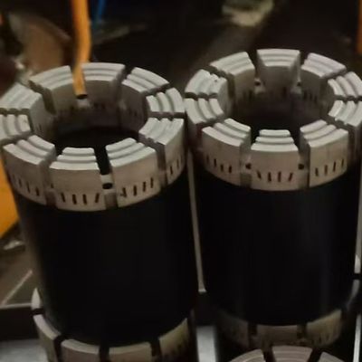 Bits de diamante impregnados otimizados para perfuração eficiente em formações médias a ultra duras