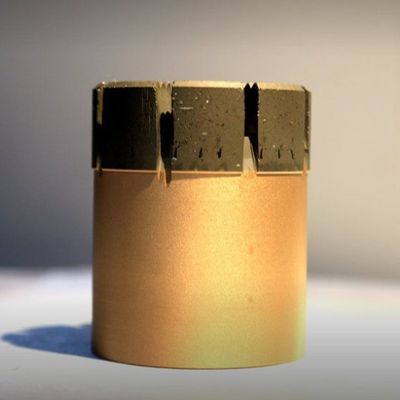 Eficiência de perfuração melhorada de pedaços de núcleo de diamante para rochas médias a ultra duras